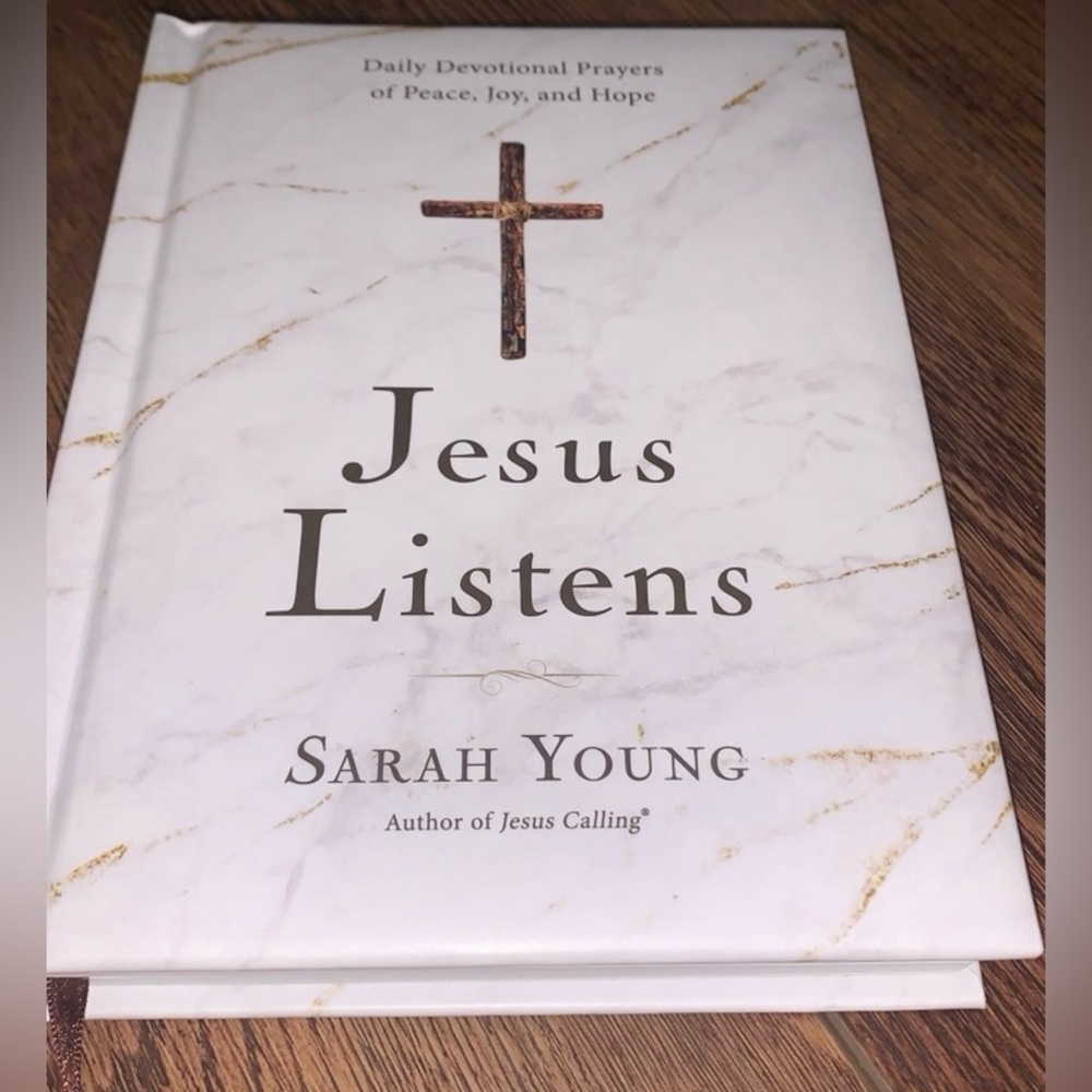 Jesus Listens : Daily Devotional Prayers of Peace, Joy, and Hope by Sarah Young